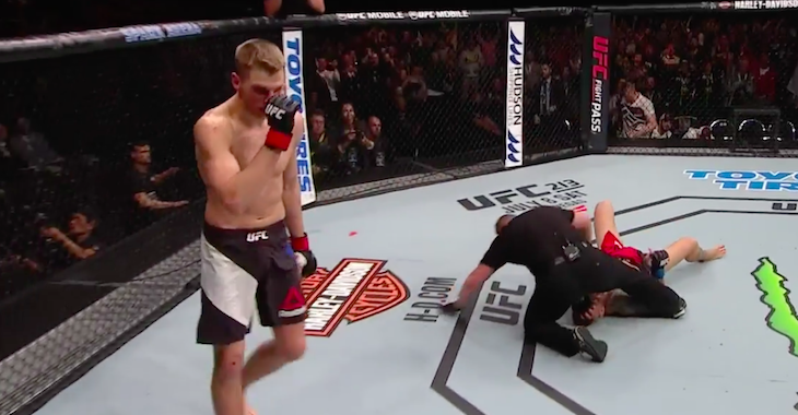 Dan Hooker KOs Ross Pearson