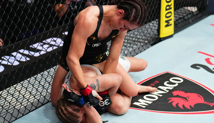 Alexa Grasso punches Valentina Shevchenko at Noche UFC