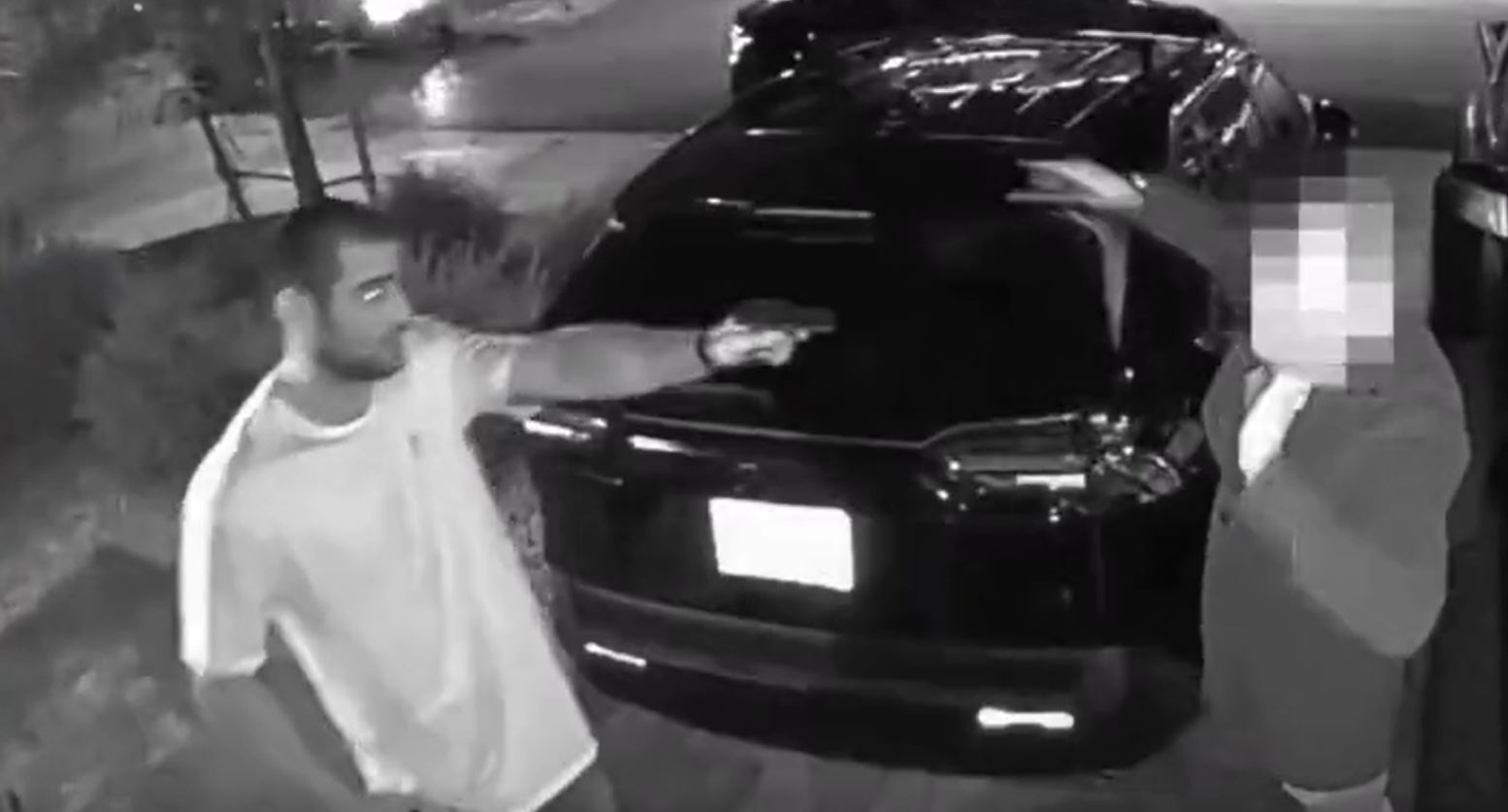 Video Sean Strickland confronts suspected car thief with gun in hand
