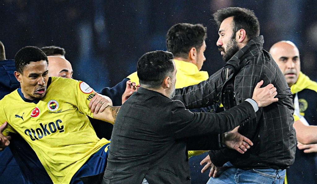 Trabzonspor and Fenerbahce brawl