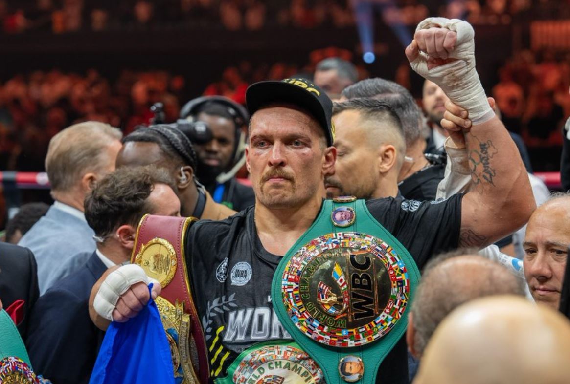 Video | Oleksandr Usyk gets emotional while speaking of his late father after becoming undisputed heavyweight champion: “I know he is here”