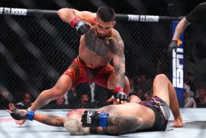 Ilia Topuria knocks out Charles Oliveira at UFC 317