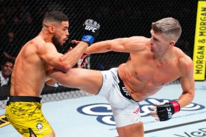 Stephen Thompson kicks Gabriel Bonfim at UFC Nashville