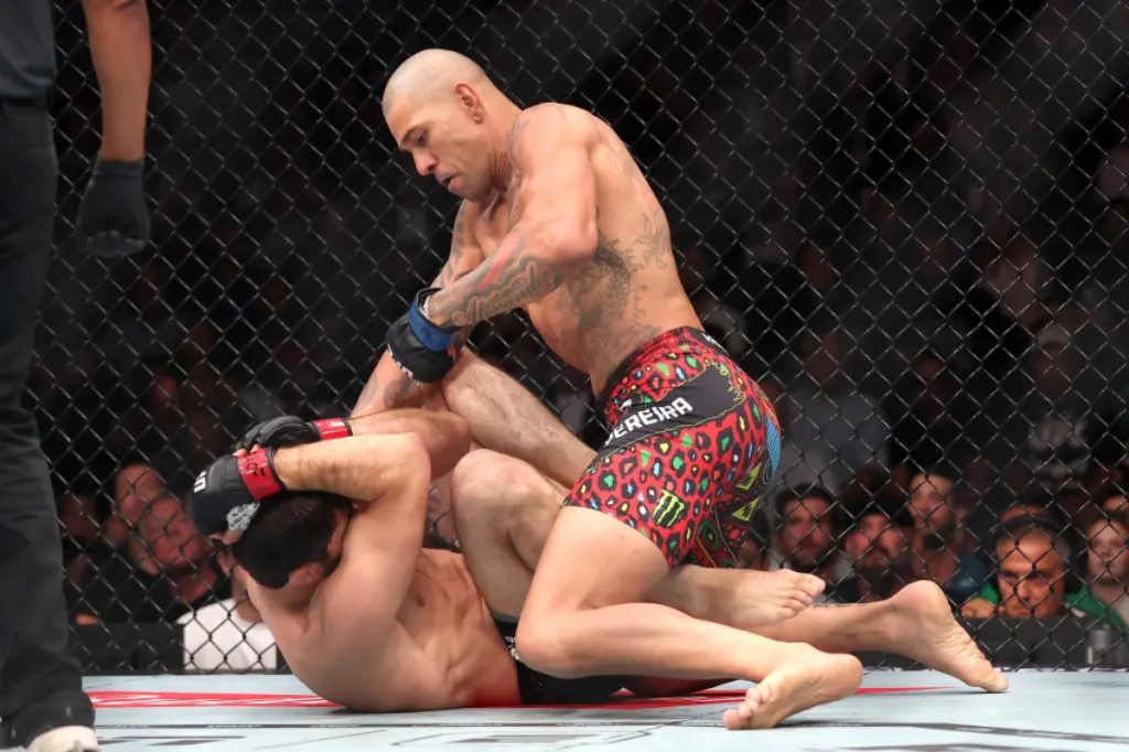 Alex Pereira stops Magomed Ankalaev at UFC 320