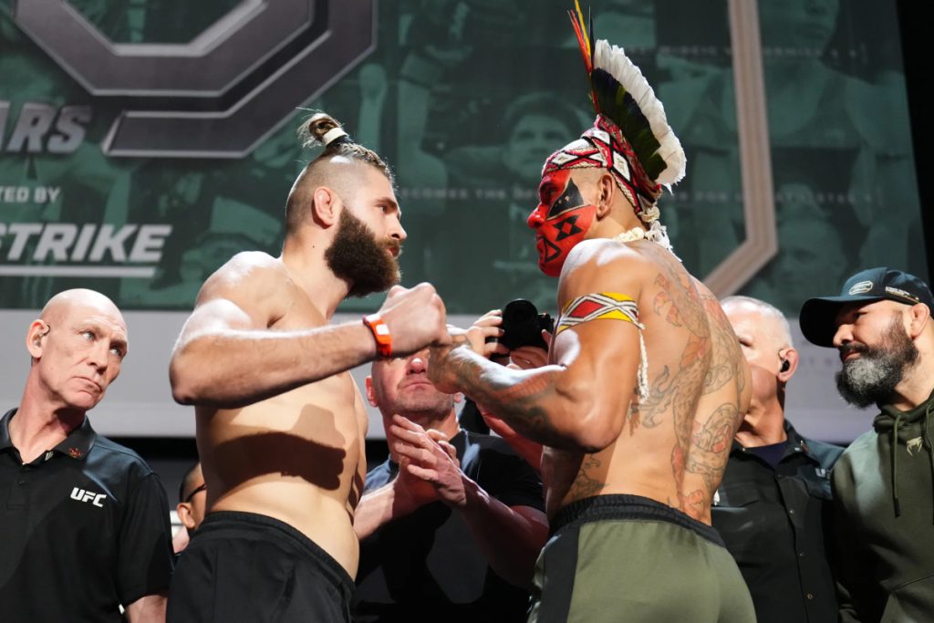 Jiri Prochazka and Alex Pereira staredown