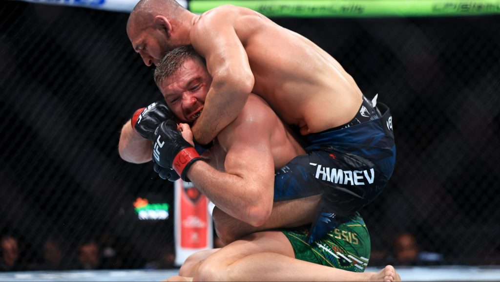 Khamzat Chimaev grapples Dricus du Plessis at UFC 319