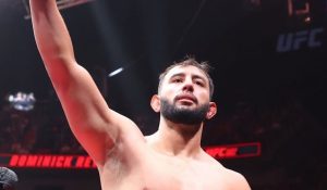 Dominick Reyes defeats Johnny Walker at UFC 327