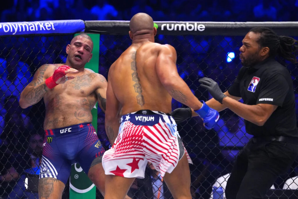 Herb Dean backed by CSAC exec Andy Foster amid Alex Pereira’s harsh digs: “That looked like a normal fight to me”